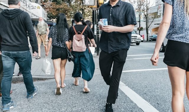 在安大略省与无保险司机发生行人事故：您的权利与补救途径