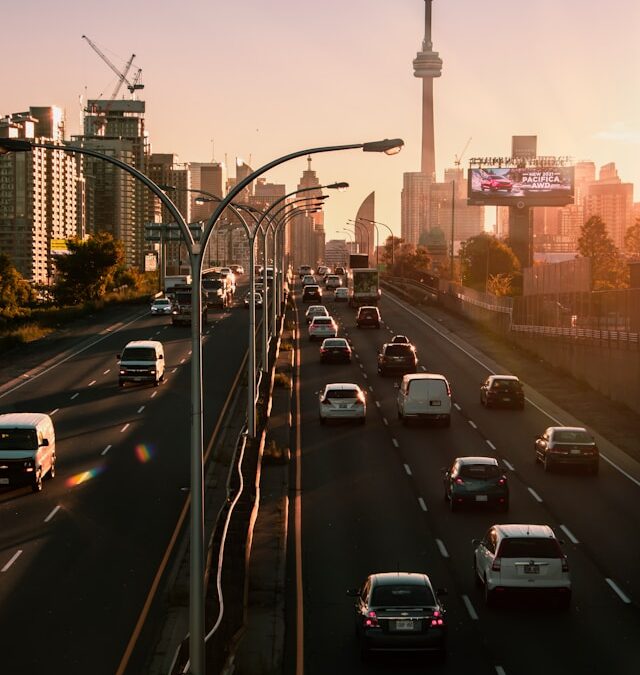 在Gardiner Expressway发生多车碰撞后，一辆车翻覆并起火