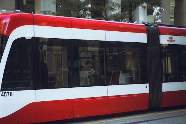 TTC电车与汽车相撞后在多伦多市中心脱轨