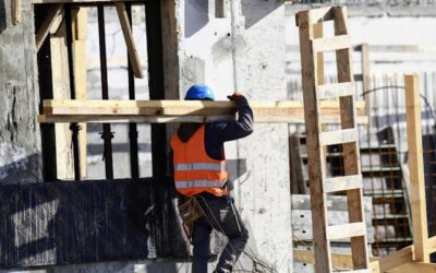 Construction worker seriously injured after being hit by vehicle in Kincardine