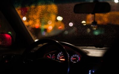 万锦市驾驶员疲劳驾驶撞上多根电线杆，无人受伤