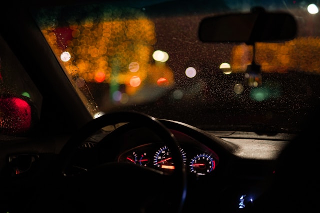 万锦市驾驶员疲劳驾驶撞上多根电线杆，无人受伤