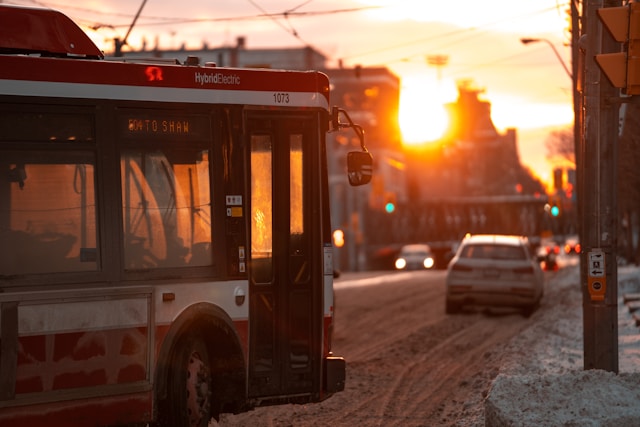 多伦多 Queen Street East 与 Coxwell Avenue 有 TTC 有轨电车脱轨，无人员受伤