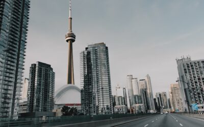 CN Tower 附近卡车撞电线杆 一男子送医