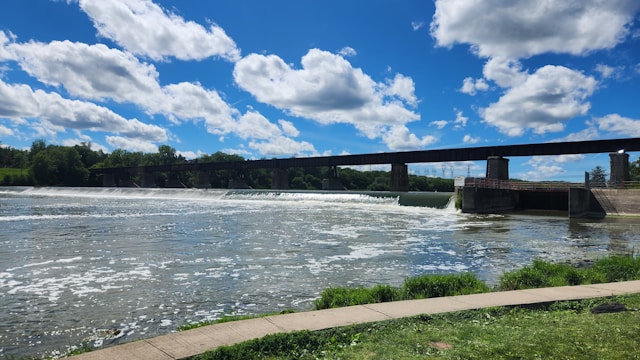 一人因车辆坠入賓顿市的 Credit River 被送院治疗