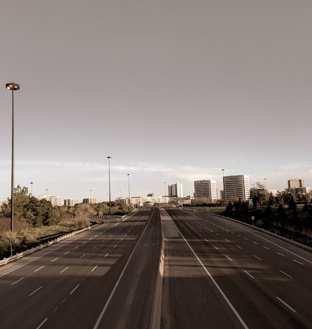 多伦多 Don Valley Parkway 两车相撞，一人受伤