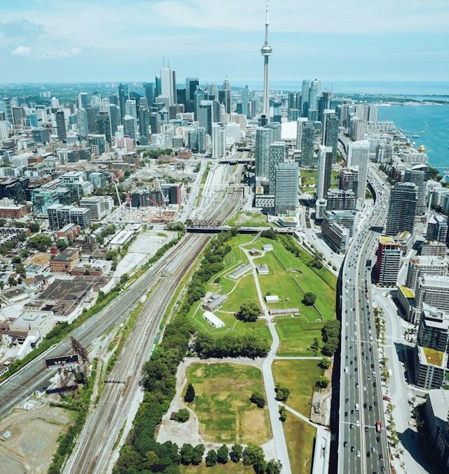 多伦多 Gardiner Expressway 两车起火相撞，未报告人员受伤
