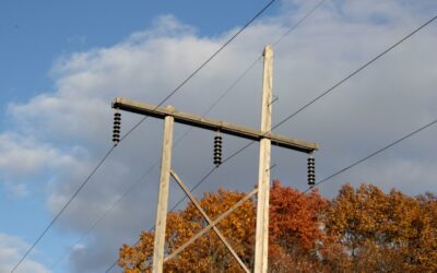 Vehicle strikes hydro pole, knocks out power in London